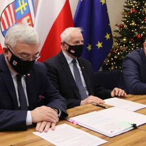 Podpisanie umowy - zdjęcie nr 2
Źródło: Urząd Marszałkowski Województwa Świętokrzyskiego